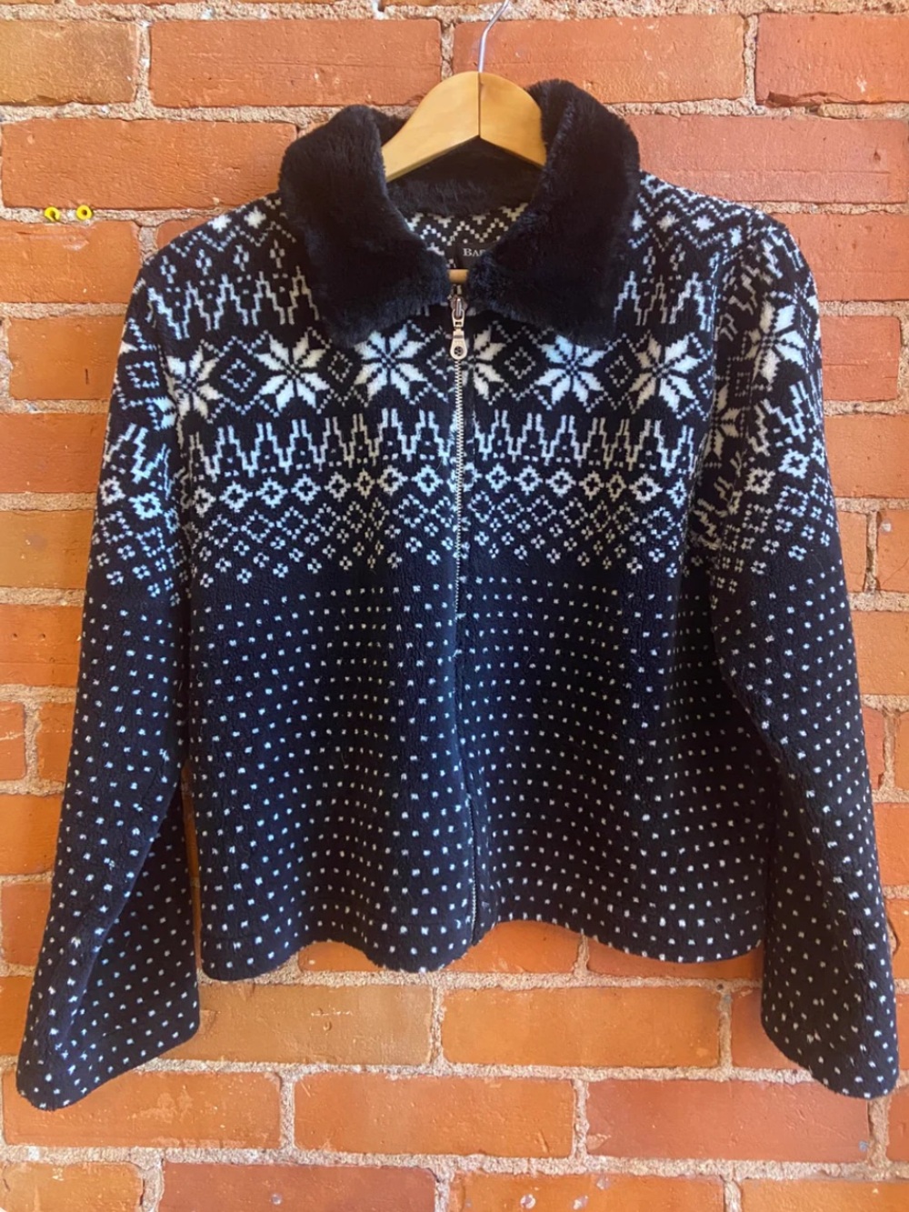 Vintage 90’s Women's Black & White Zip-Up f fleece Nordic Knit Jacket